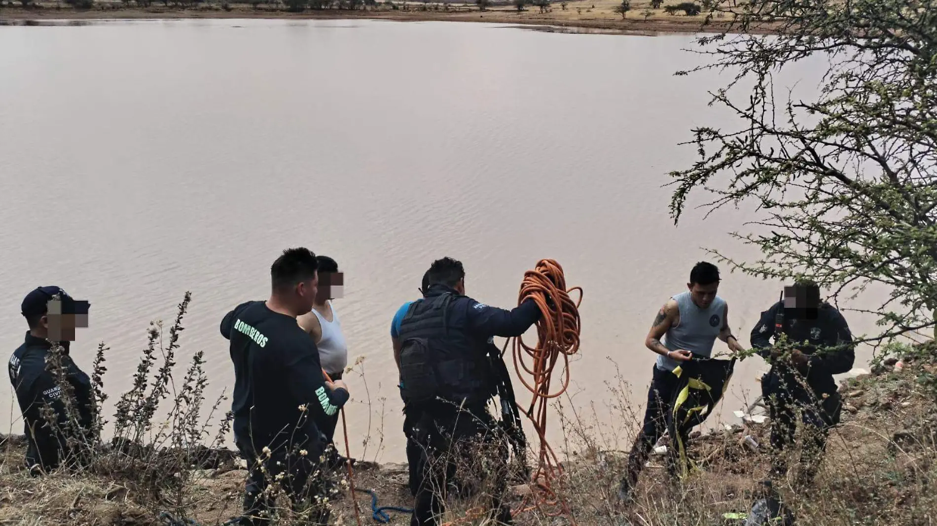 Cuerpos de rescate en presa del Cerro